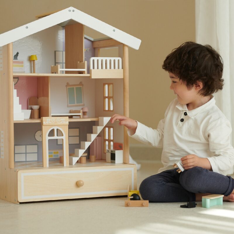 Duży drewniany domek dla lalek 2 figurki naturalne drewno 28 el., zabawka dla dzieci, Classic World