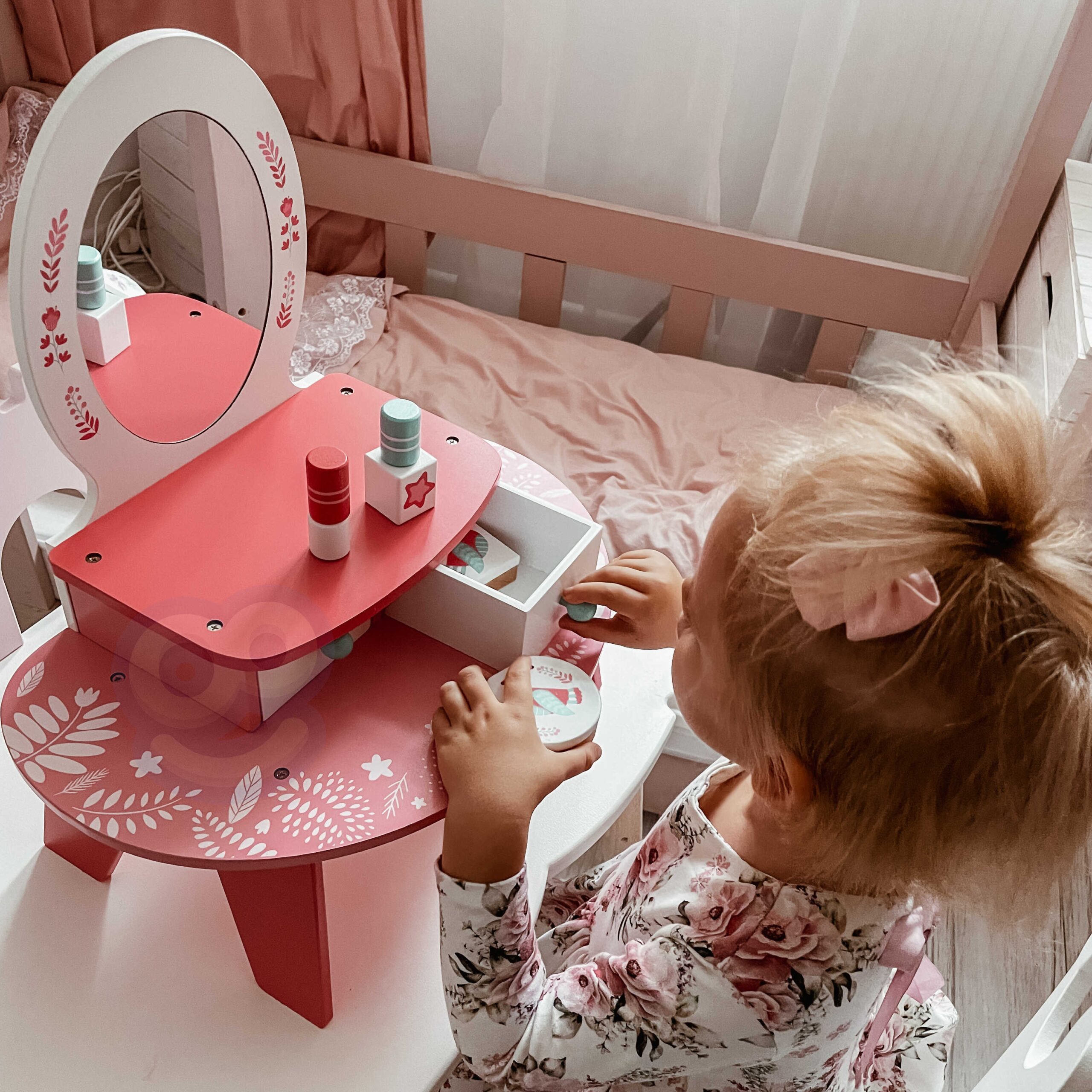 Różowa toaletka drewniana do makijażu z lustrem, zabawka dla dzieci, Tooky Toy