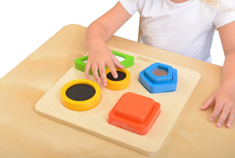 Drewniany sorter kształtów materiałów faktury powierzchni Masterkidz Montessori, zabawka dla dzieci