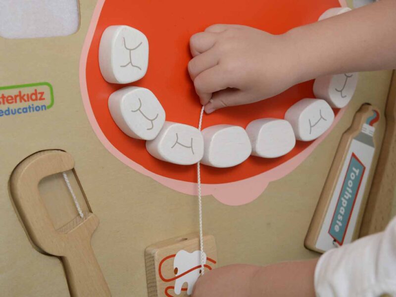 Edukacyjna tablica drewniana Masterkidz higiena jamy ustnej Montessori, zabawka dla dzieci