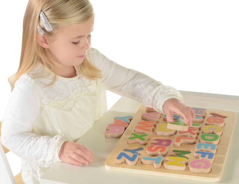 Drewniana tabliczka edukacyjna Masterkidz alfabet wielkie literki Montessori, zabawka dla dzieci