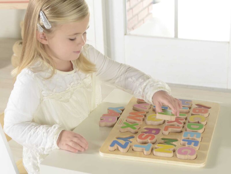Drewniana tabliczka edukacyjna Masterkidz alfabet wielkie literki Montessori, zabawka dla dzieci
