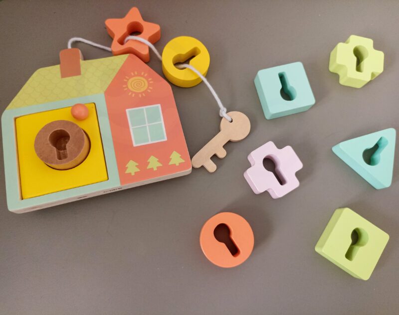 Drewniana przeplatanka klocki do nawlekania klucze i drzwi Montessori 11 el., zabawka dla dzieci, Classic World