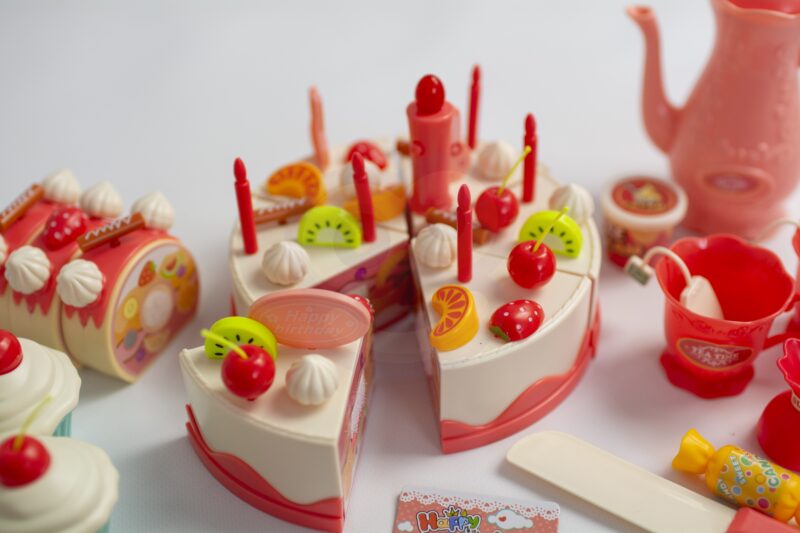 Tort urodzinowy do krojenia świeczki czajnik sztućce + 61 el., zabawka dla dzieci, Woopie