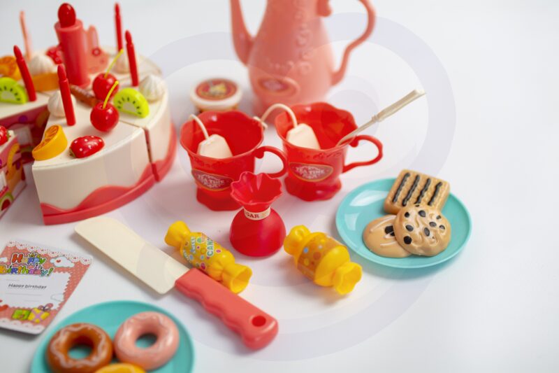 Tort urodzinowy do krojenia świeczki czajnik sztućce + 61 el., zabawka dla dzieci, Woopie