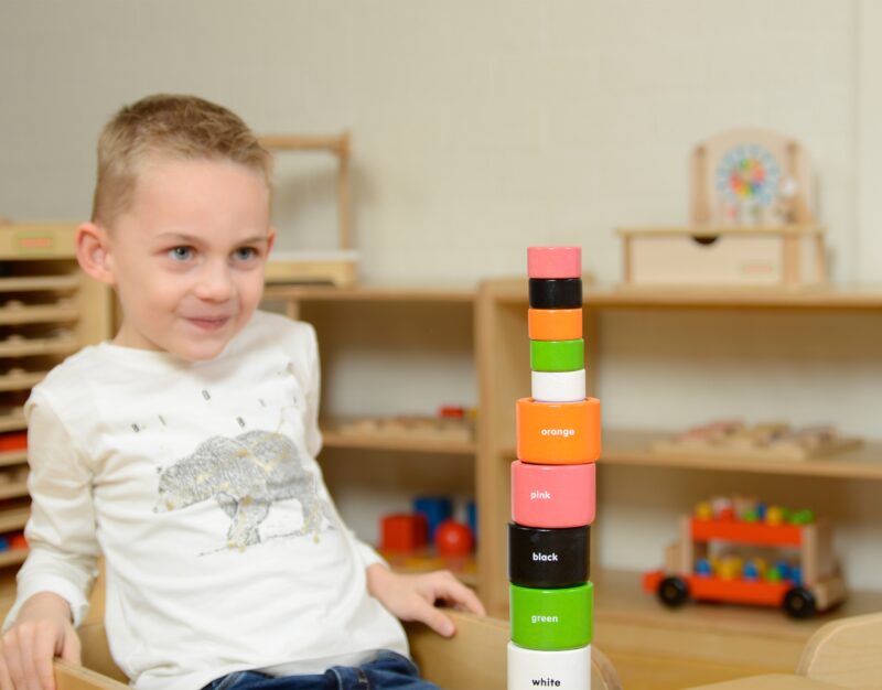 Kolorowe drewniane klocki i kubeczki okrągłe Masterkidz Montessori, zabawka dla dzieci