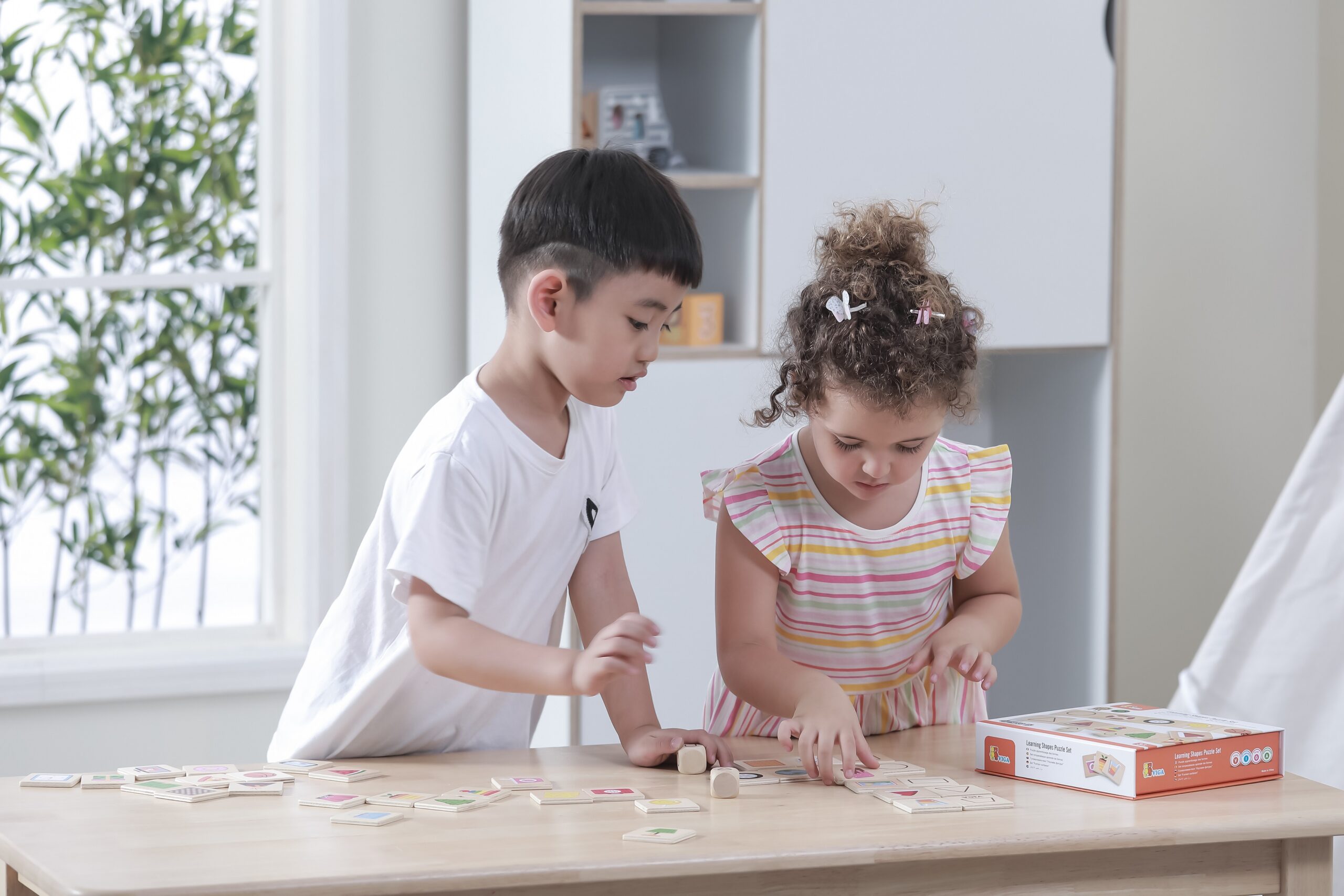 Gra edukacyjna - drewniana układanka - dopasuj kształty, 37 elementów, zabawka dla dzieci, Viga